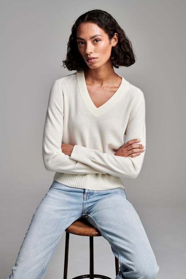 Loose fit cashmere V-neck sweater with ribbed details