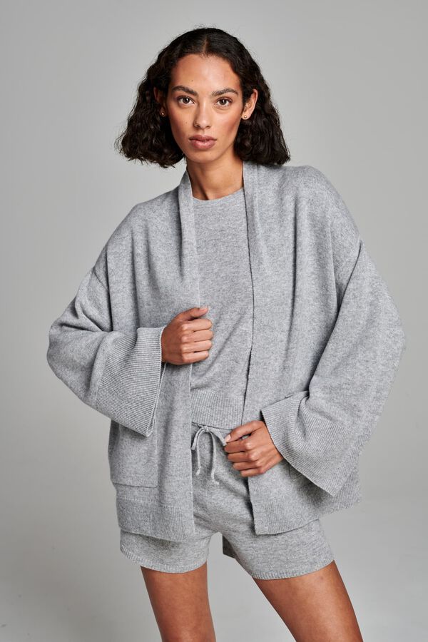 Open cashmere cardigan with wide sleeves and pockets