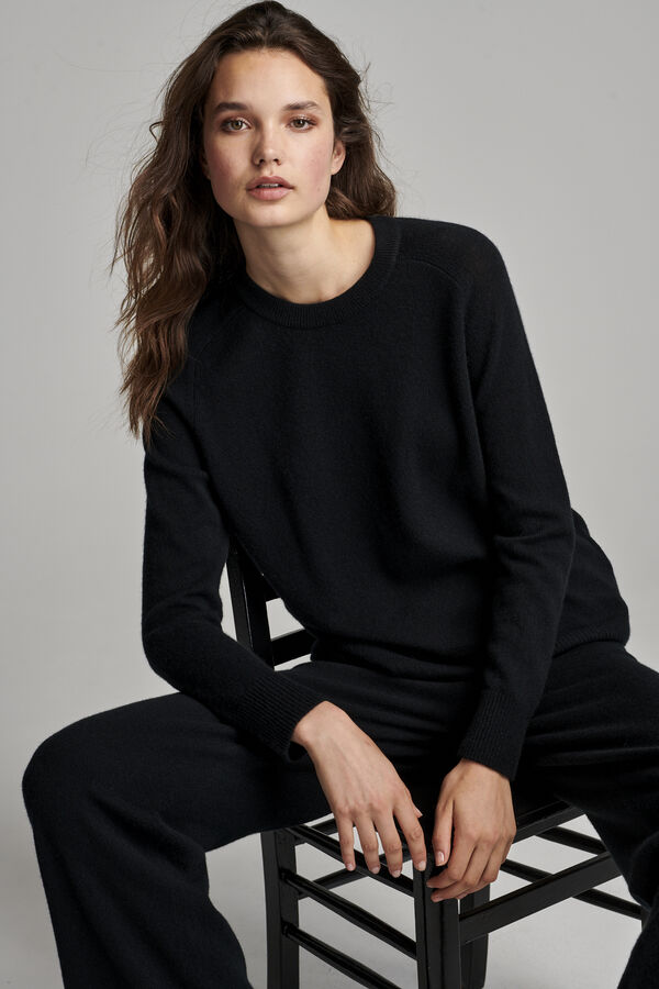 Round neck cashmere sweater