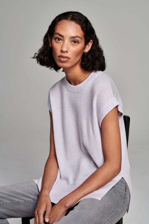 Mouwloze cashmere trui met ronde hals en split opzij